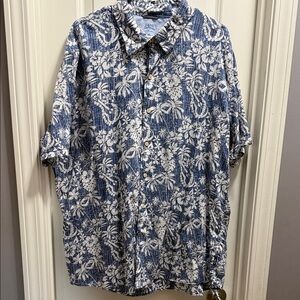 Men’s IZOD White and Blue Tropical Print Short-Sleeve Button-Down Shirt